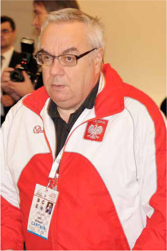 Mężczyzna w dresie reprezentacji Polski z identyfikatorem na szyi