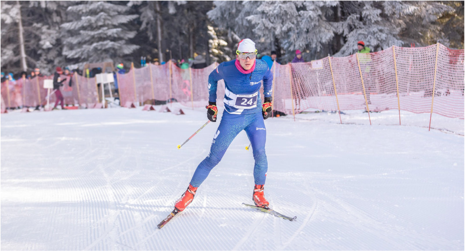 Mężczyzna biegnący na nartach pod górę