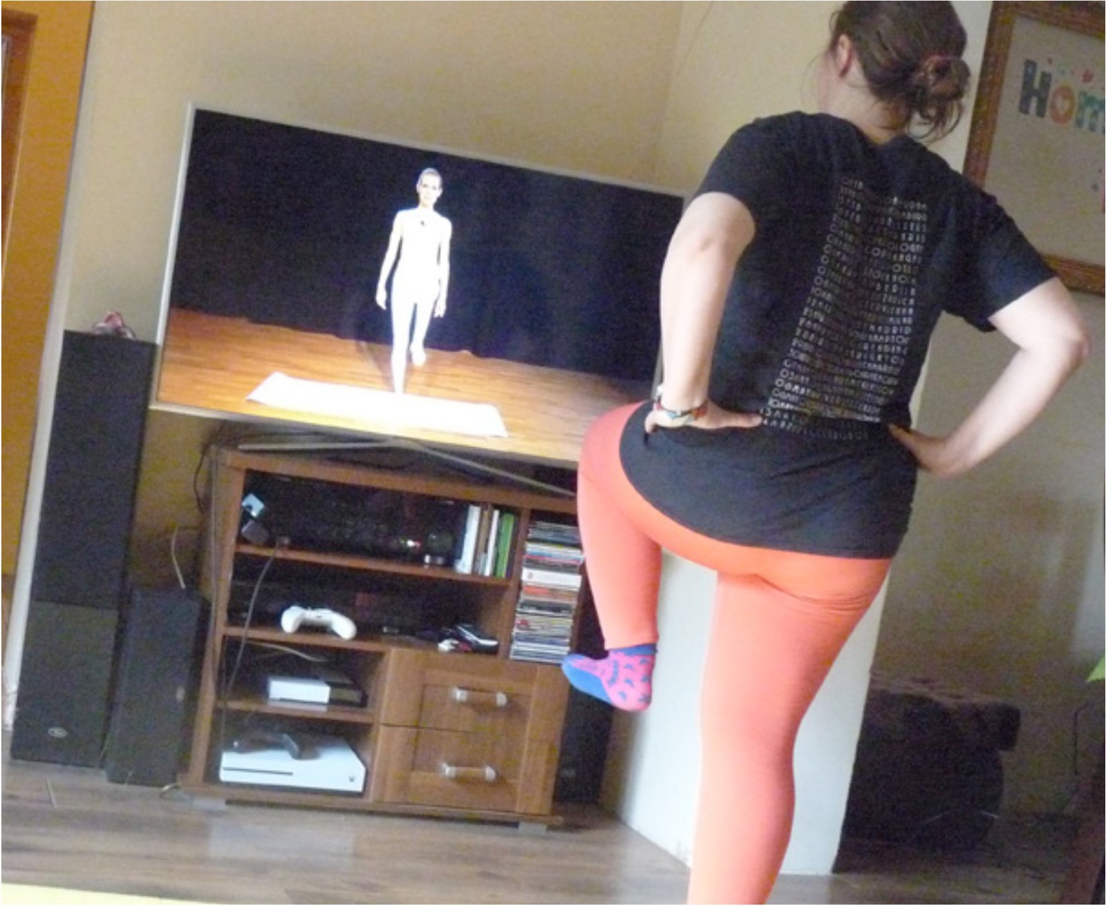 Kobieta ćwicząca przed telewizorem
