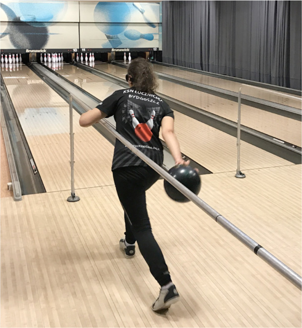 Kobieta na torze bowlingowym