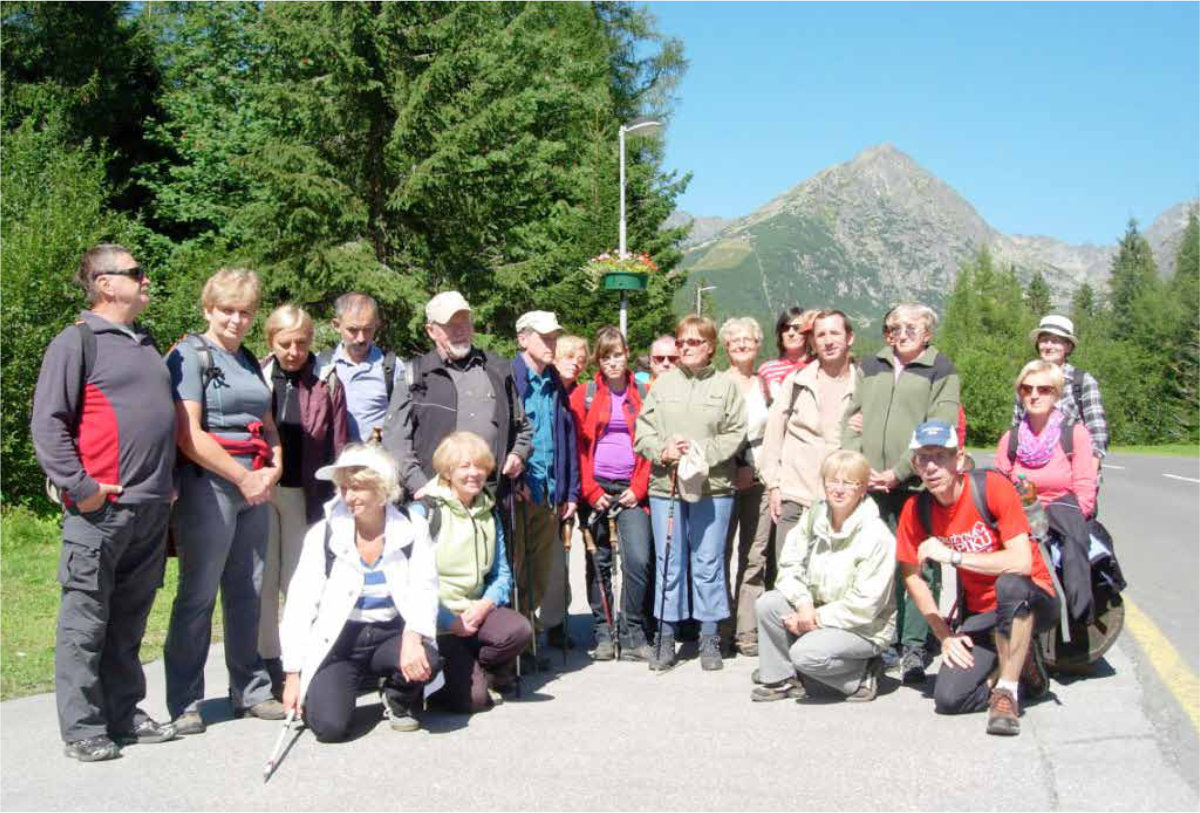 Grupa osób na górskiej drodze