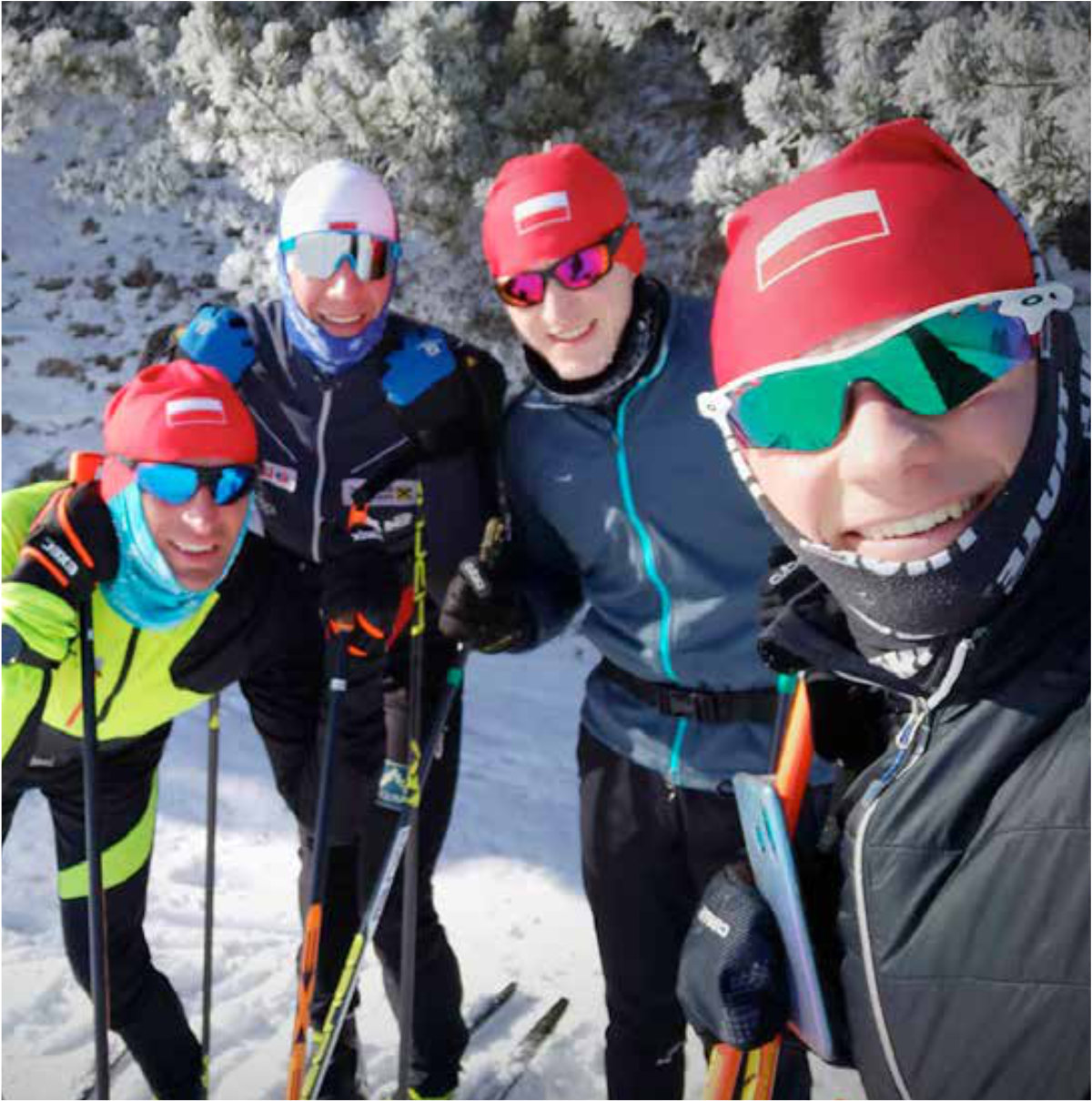 Osoby w strojach narciarskich w zimowej scenerii