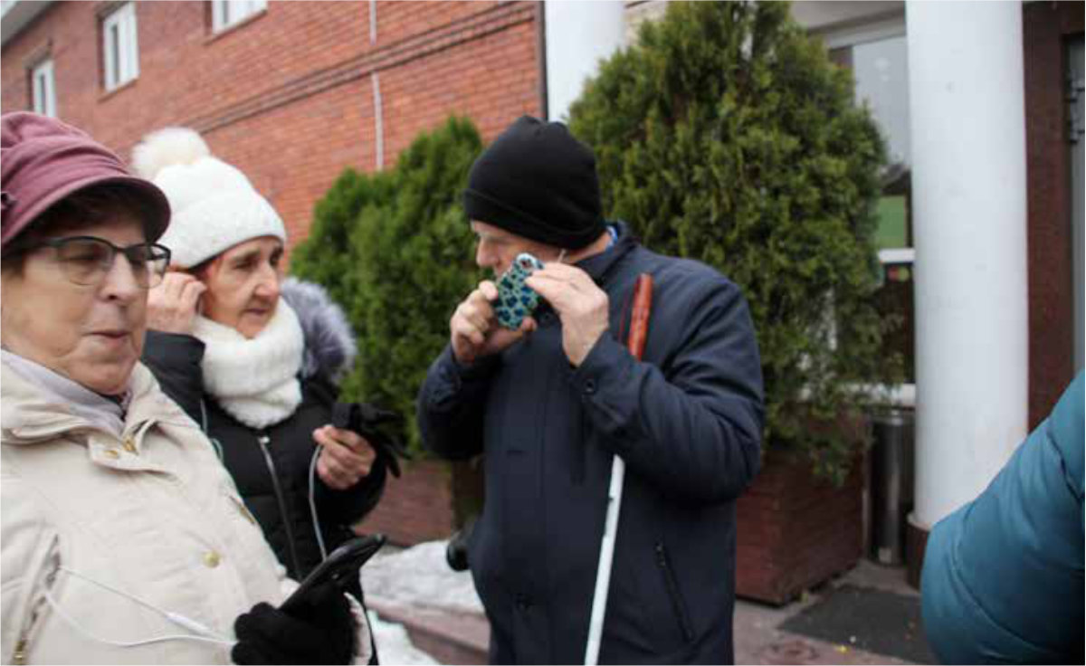 Niewidomy uczestnik korzysta ze smartfonu w terenie