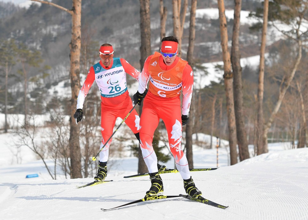 Piotr Garbowski (z lewej) z przewodnikiem Jakubem Twardowskim w konkurencjach biegowych i biathlonowych podczas paraolimpiady w Pjongczangu 
w 2018 r. Fot. Bartłomiej Zborowski