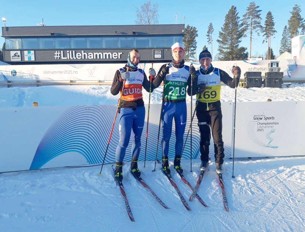 Jan Kobryń (przewodnik), Paweł Nowicki i Marek Tokarczyk na mistrzostwach świata w paranarciarstwie w Lillehammer (Norwegia 2022)