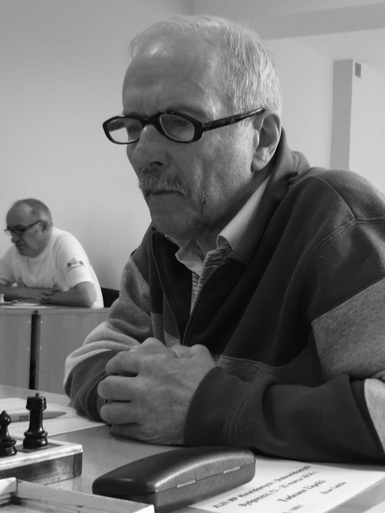 Osoba przy szachowsnicy