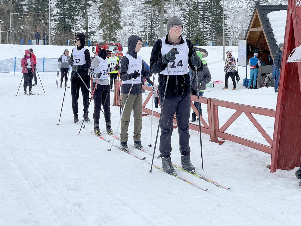 Grupa osób na nartach