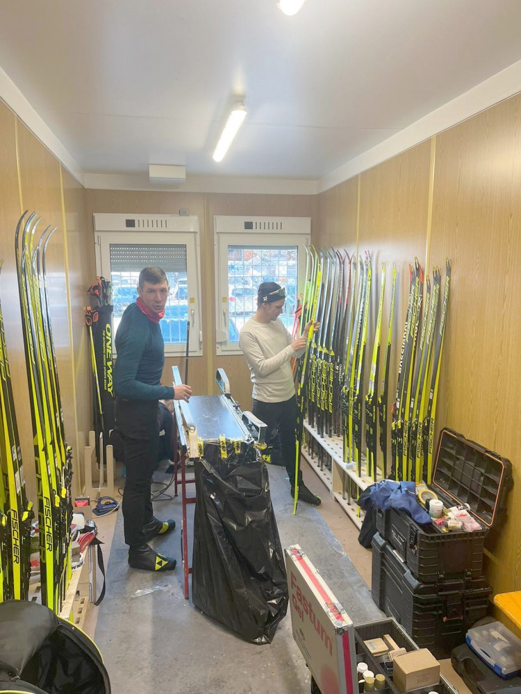 w pomieszczeniu dwie osoby szykują narty