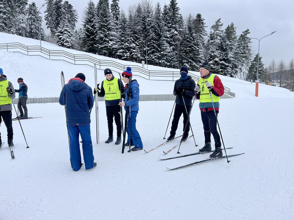grupa osób na nartach
