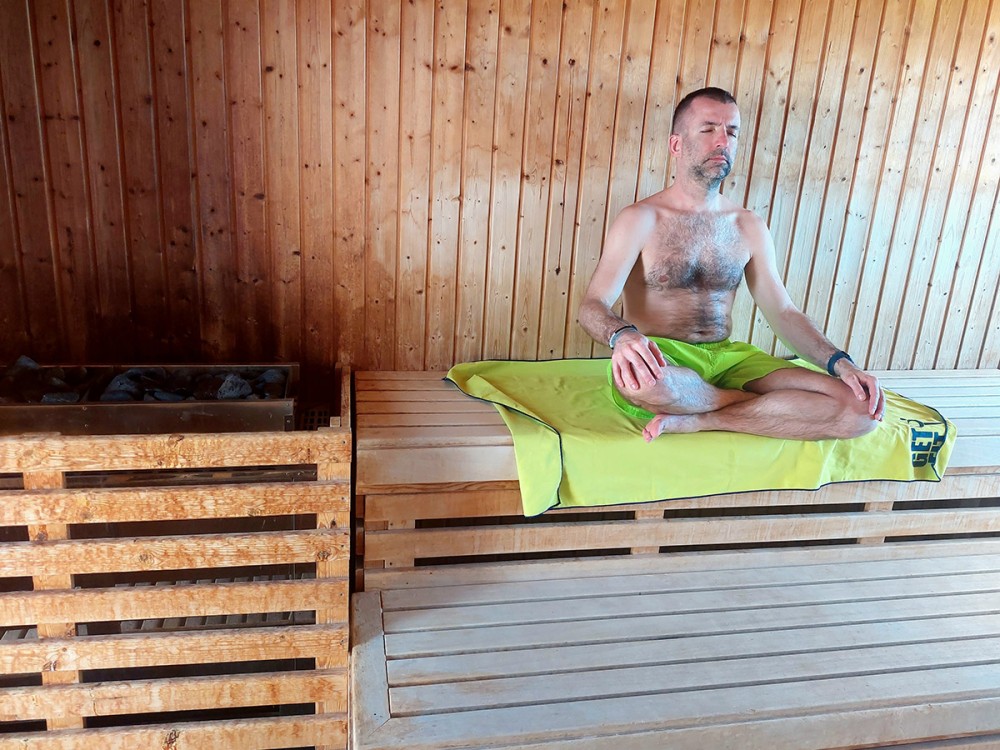 osoba siedząca w saunie