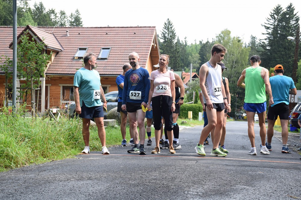 grupa osób na świeżym powietrzu