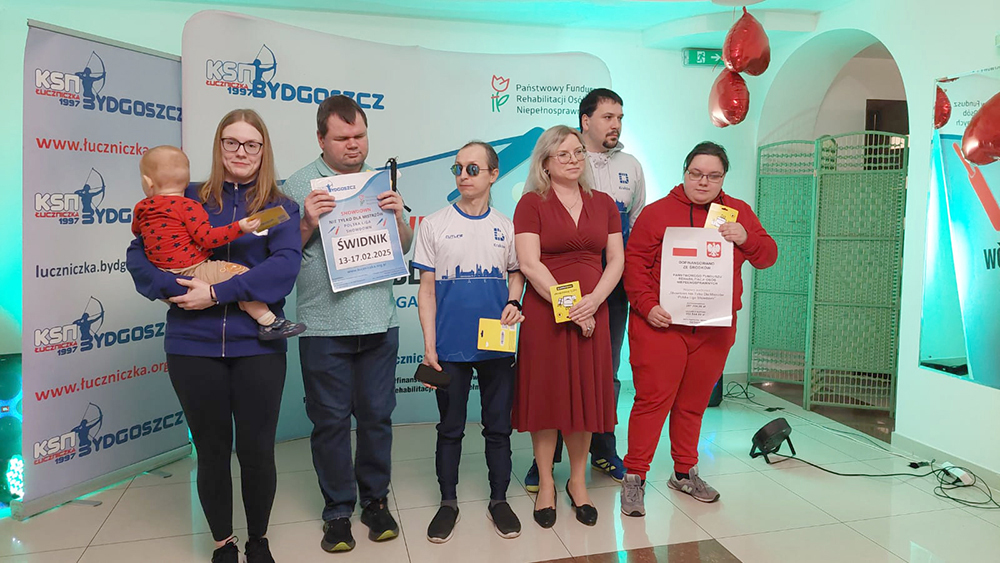 grupa osób na podium