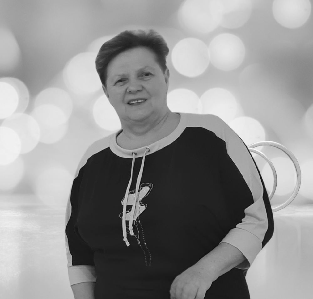sylwetka uśmiechniętej kobiety w odcieniach szarości