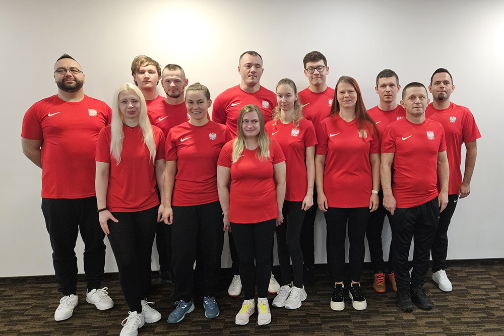 grupa osób w czerwonych bluzach