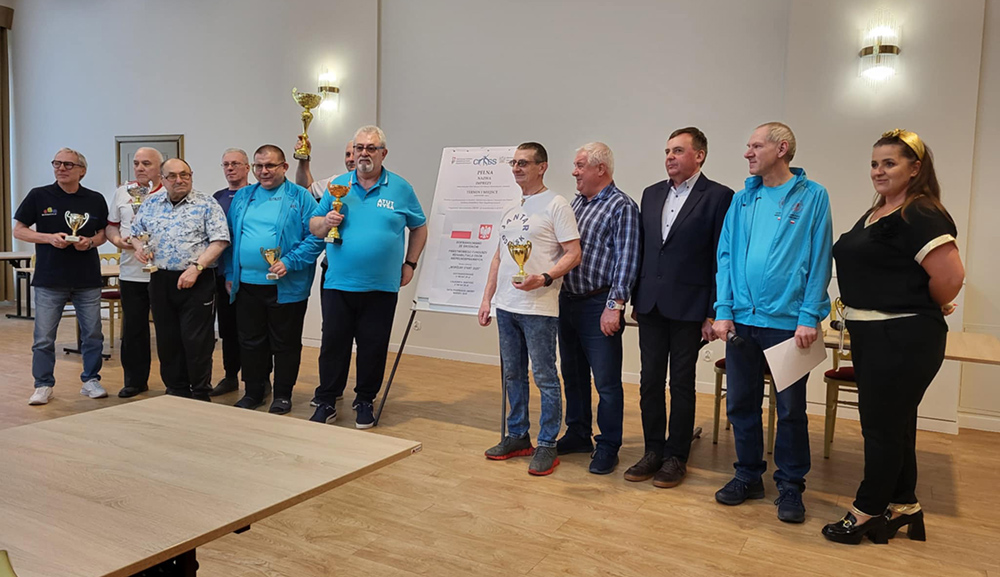 grupa osób z pucharami