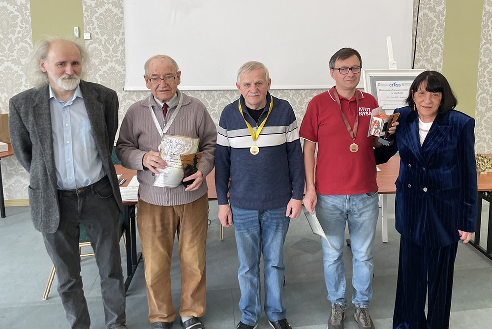 grupa osób z medalami o organizatorami