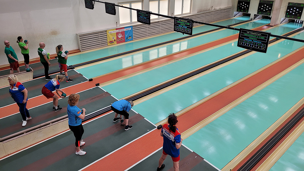 grupa osób na kręgielni widok z lotu ptaka