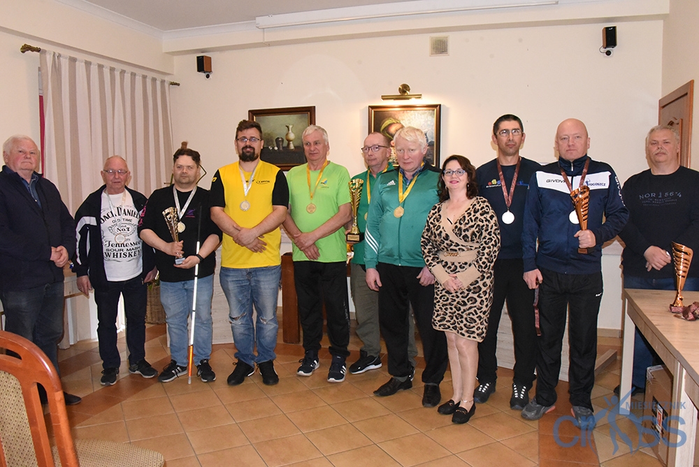 grupa osób z medalami