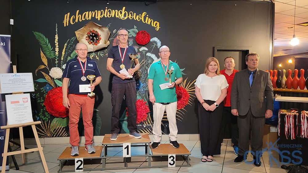 grupa osób na podium