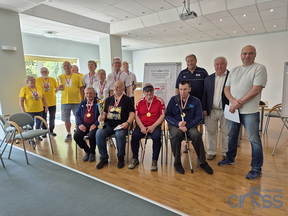 grupa osób z medalami i pucharami
