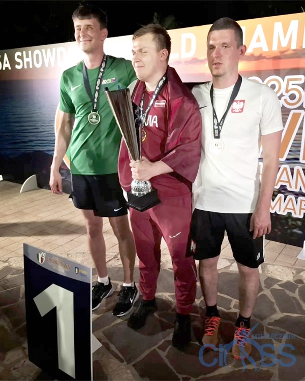 trzech mężczyzn na podium