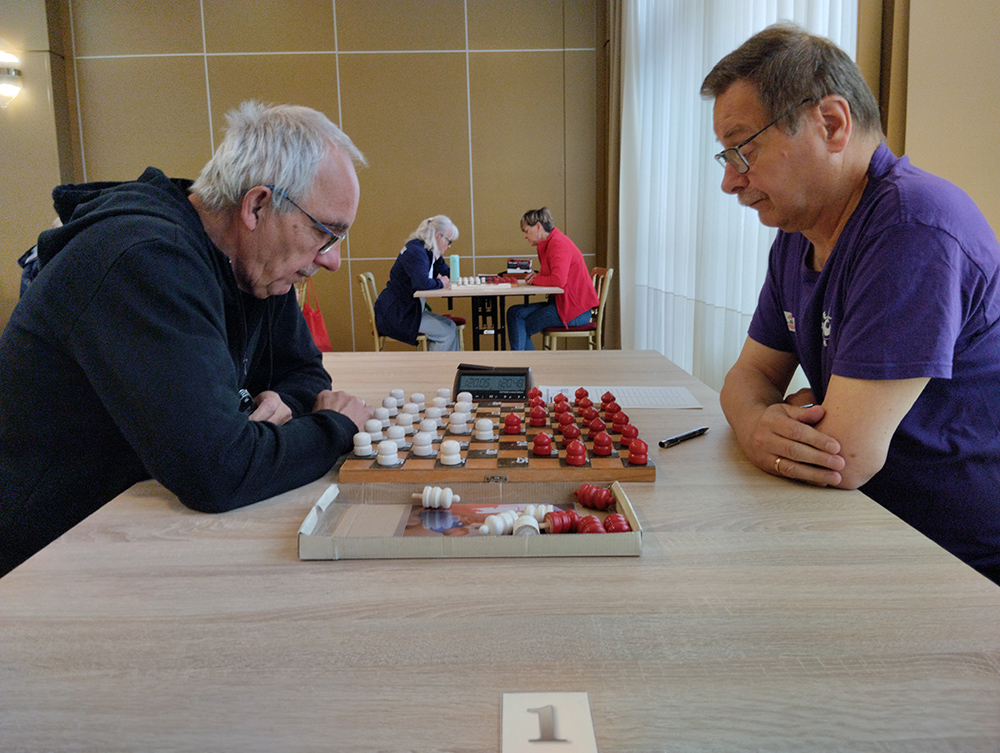 grupa osób na sali gry