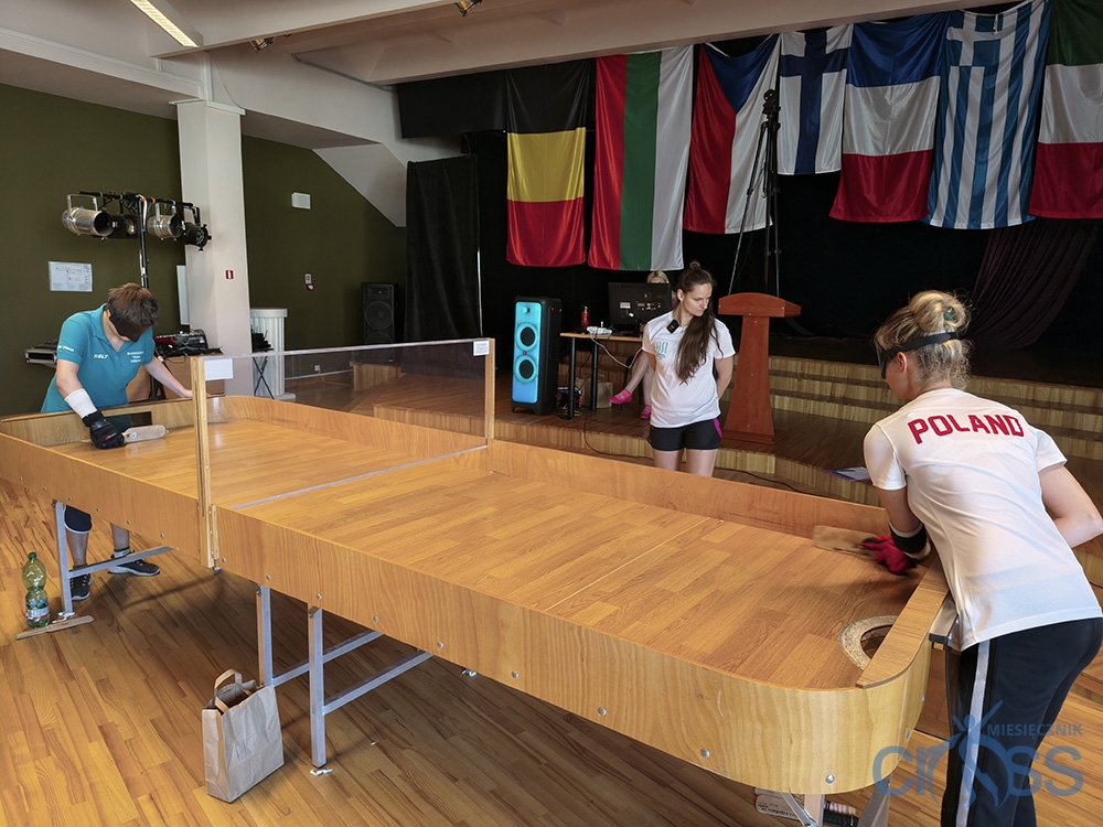 grupa os&oacute;b na sali gry