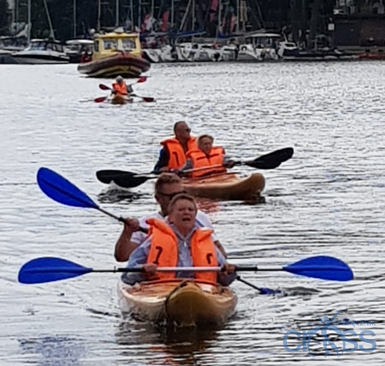 grupa os&oacute;b w kajakach