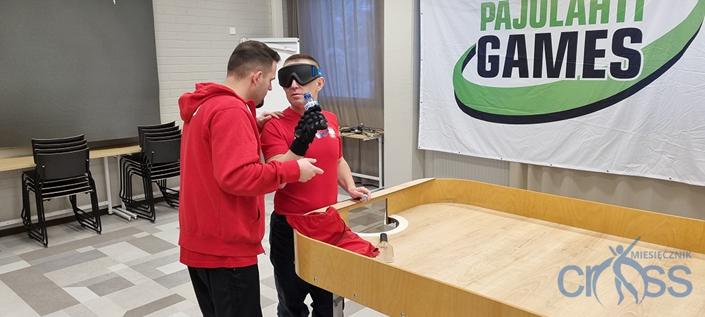 dwie osoby rozmawiają przy stole