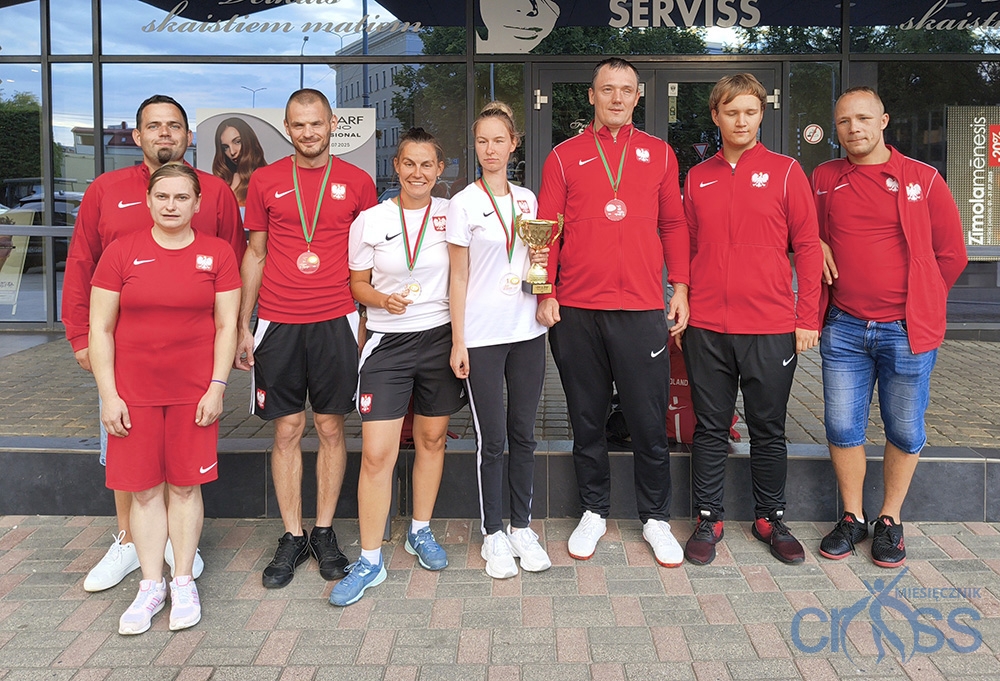 grupa os&oacute;b reprezentacyjnych strojach