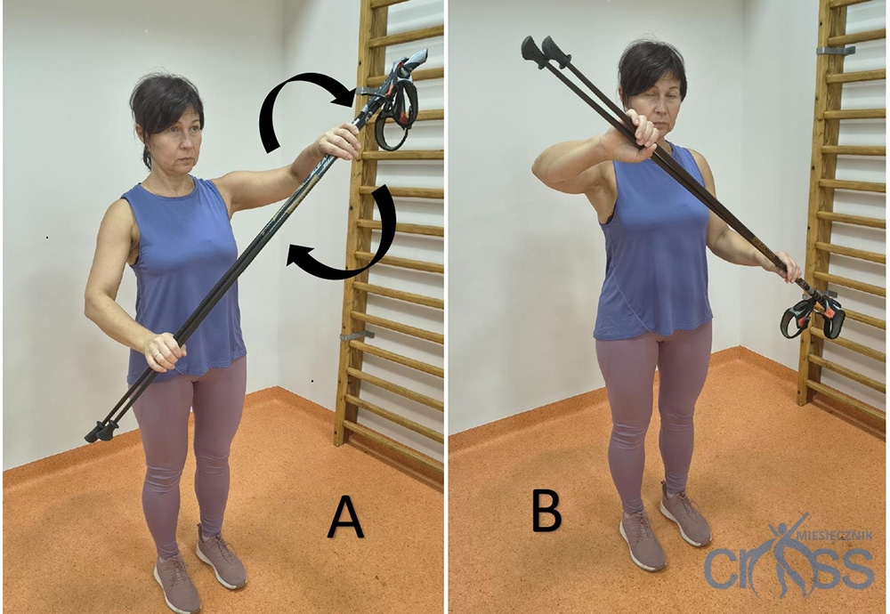 kobieta stoi z kijkami w rękach i ćwiczy