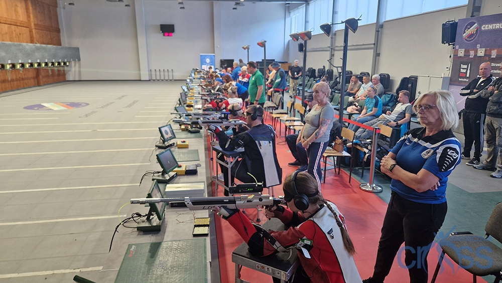 grupa os&oacute;b na strzelnicy