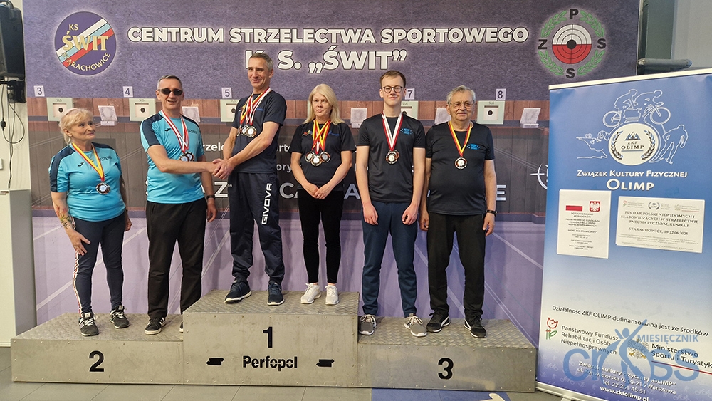 grupa os&oacute;b na podium