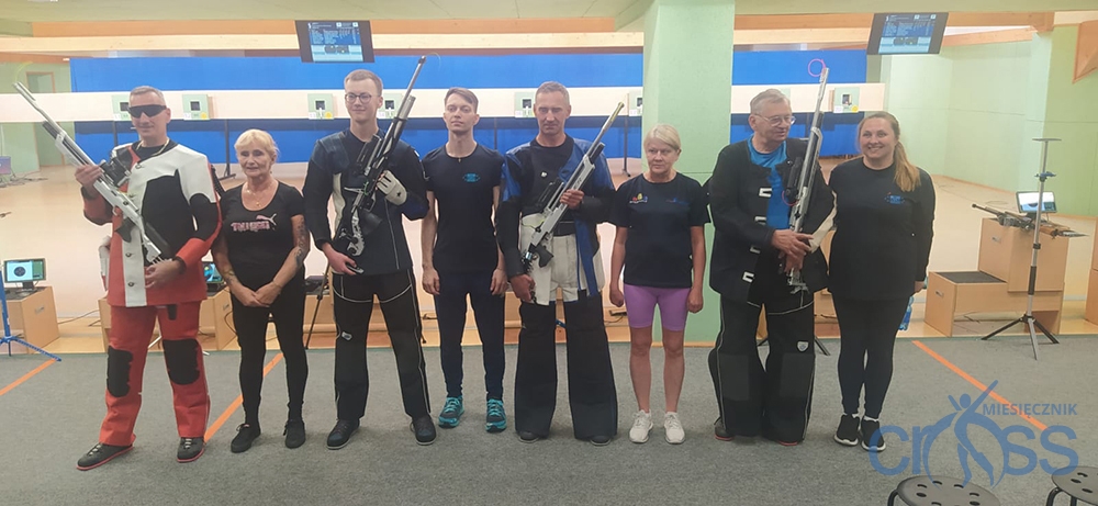 grupa os&oacute;b na podium