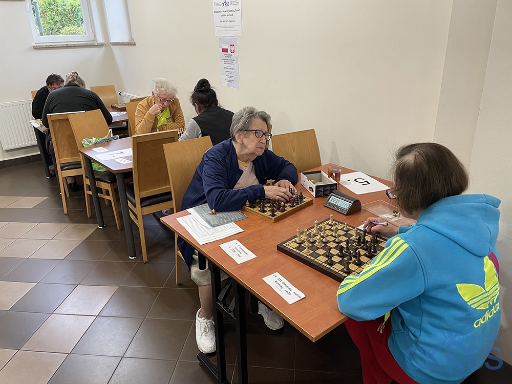 grupa os&oacute;b na sali gry