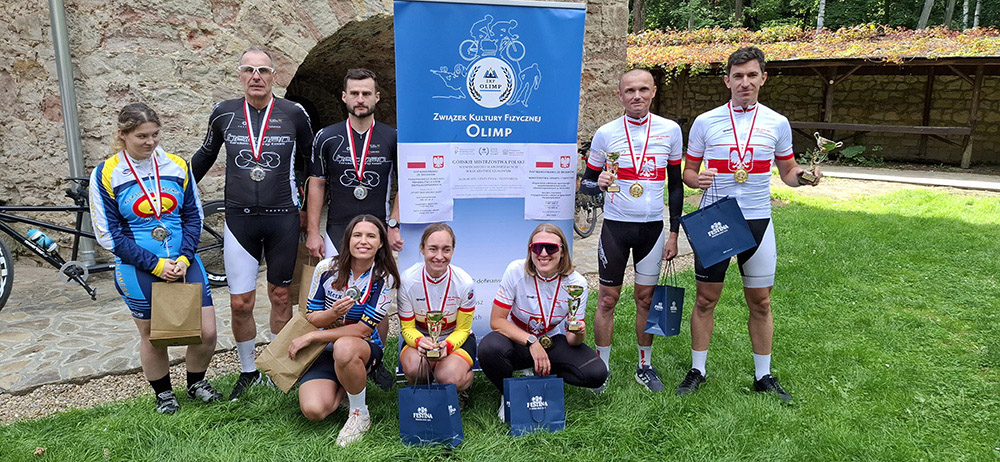 grupa os&oacute;b na podium