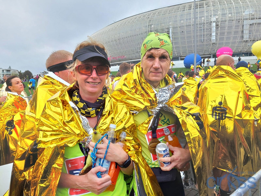 grupa os&oacute;b tuż po biegu z foliami termicznymi na ciele