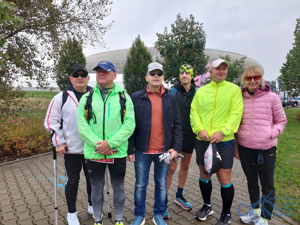 grupa os&oacute;b na świeżym powietrzu