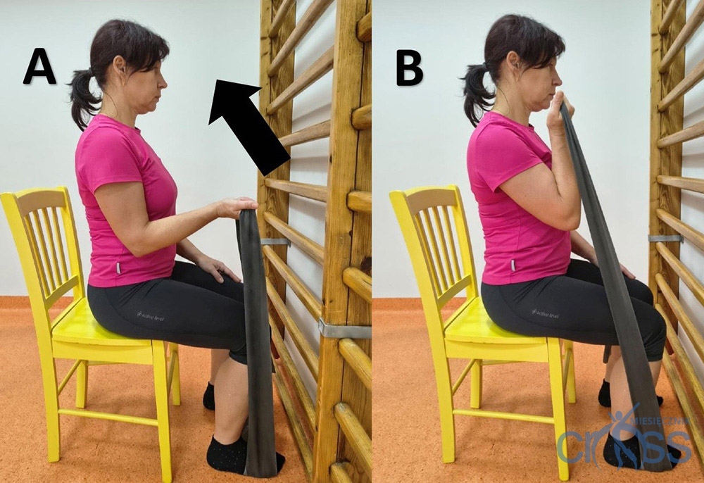 kolaż zdjęć ćwiczacej kobiety, kt&oacute;ra siedzi na krzesiele przed drabinkami i trzyma w rękach taśmę