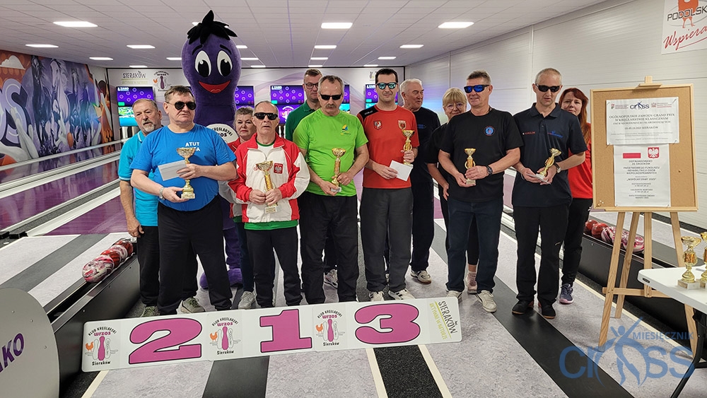 grupa os&oacute;b z pucharami