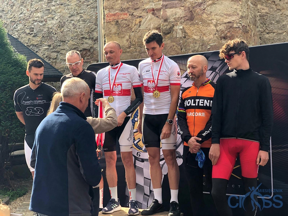 grupa os&oacute;b na podium