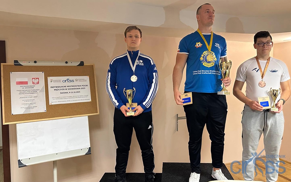 trzech mężczyzn na podium