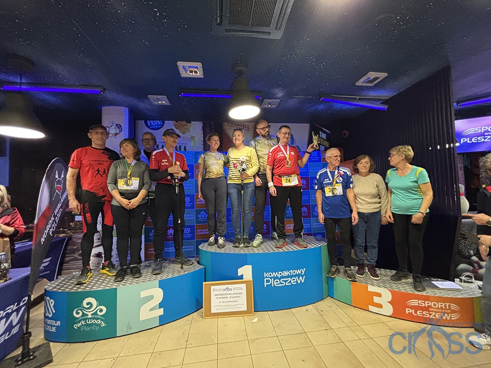 grupa os&oacute;b na podium