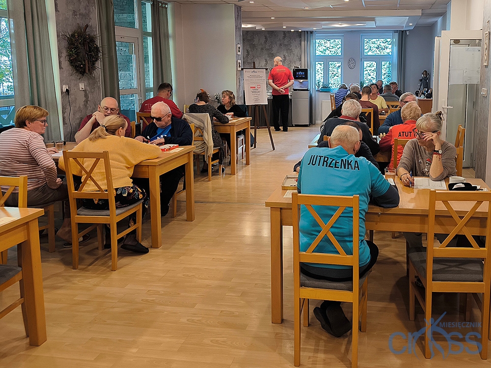 grupa os&oacute;b w trakcie gry