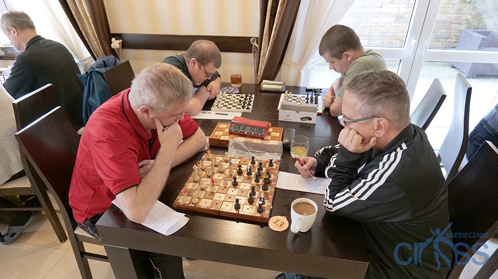 grupa os&oacute;b w trkacie gry w szachy