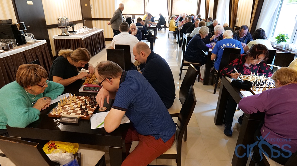 grupa os&oacute;b w trkacie gry w szachy