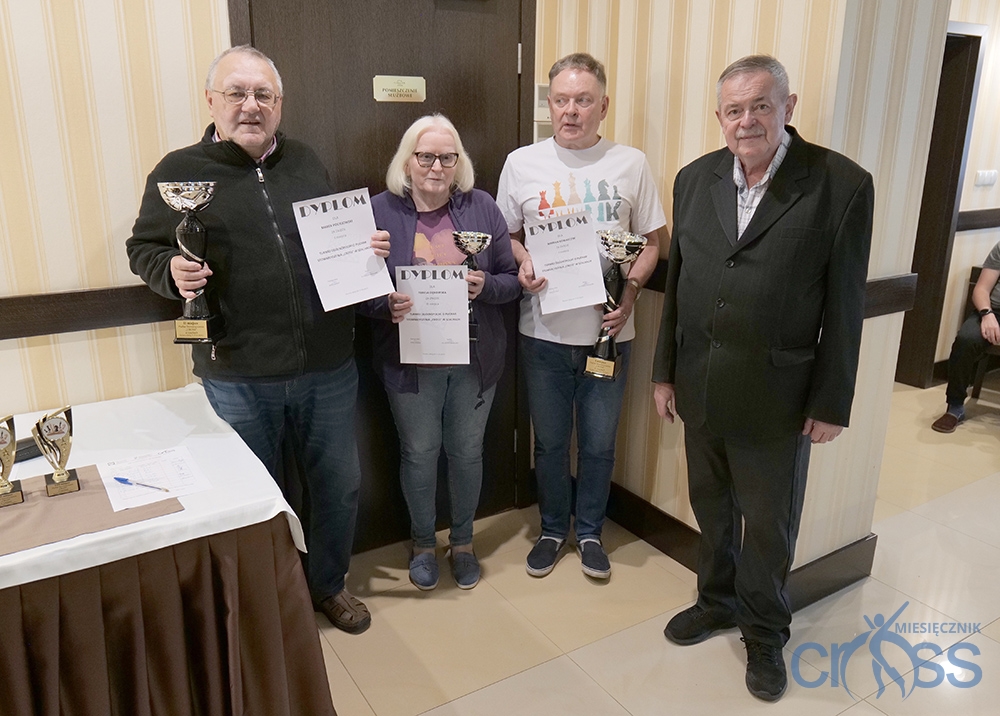 grupa os&oacute;b z pucharami