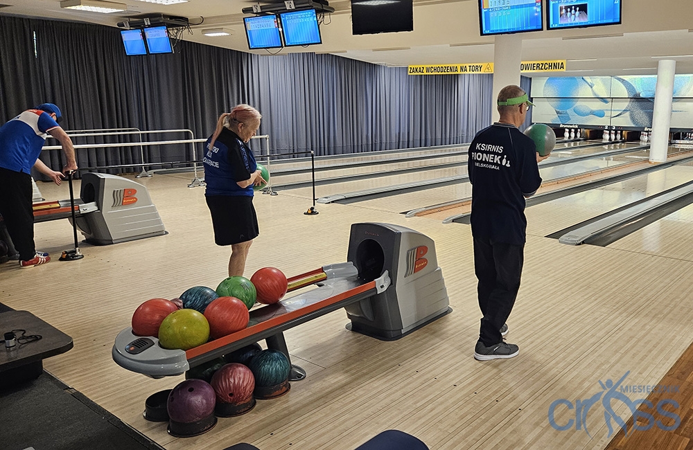 grupa os&oacute;b na kręgielni