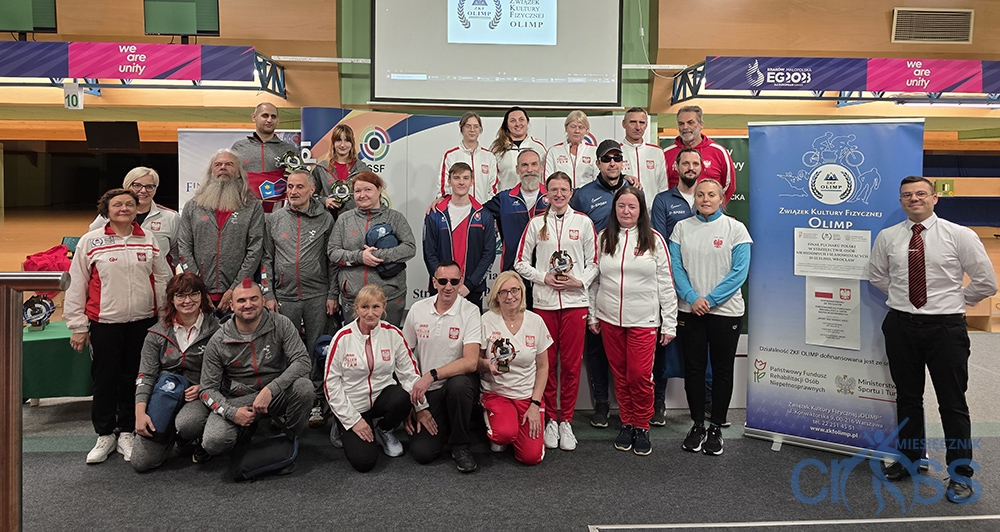 grupa os&oacute;b z pucharami