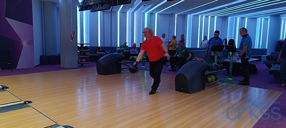 mężczyzna z kulą w ręku na kręgielni